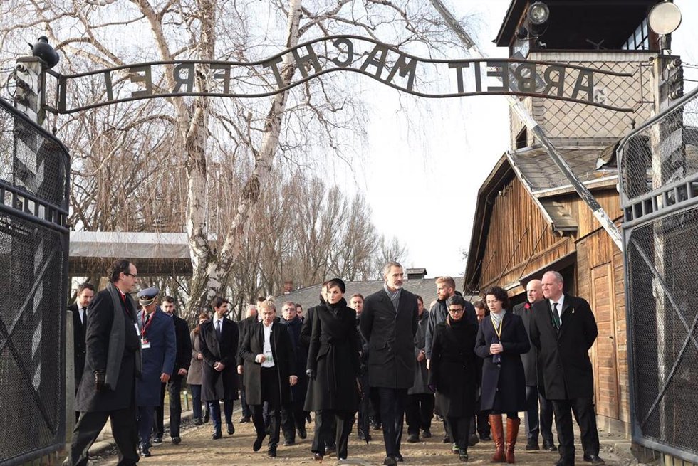 Archivo - Los Reyes Felipe y Letizia y la entonces ministra de Asuntos Exteriores, Unión  Europea y Cooperación, Arancha González Laya, tras la ceremonia de conmemoración del 75 aniversario de la liberación del campo de concentración de Auschwitz