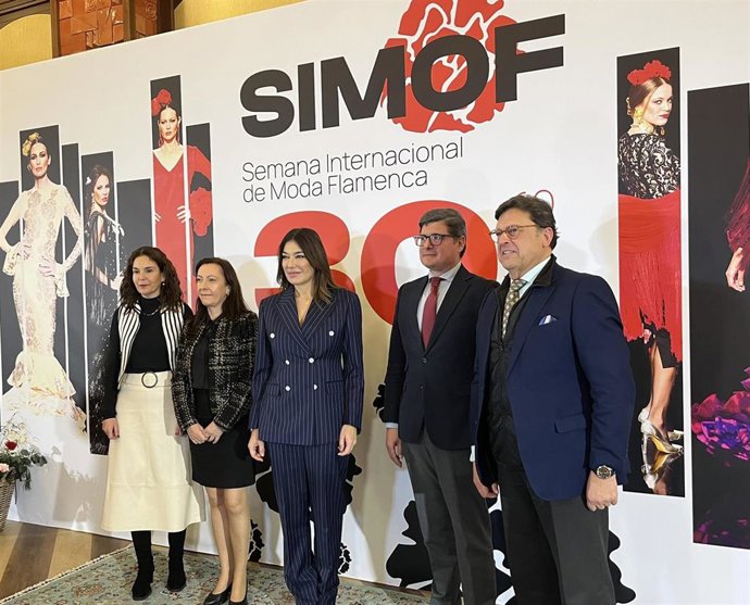 La CEO de la Agencia de Moda y Comunicación Doble Erre, Raquel Revuelta, junto a algunos de los patrocinadores de Simof 2025.