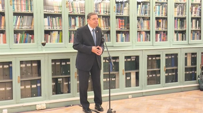 El ministro de Agricultura, Pesca y Alimentación, Luis Planas, en la biblioteca del Ministerio