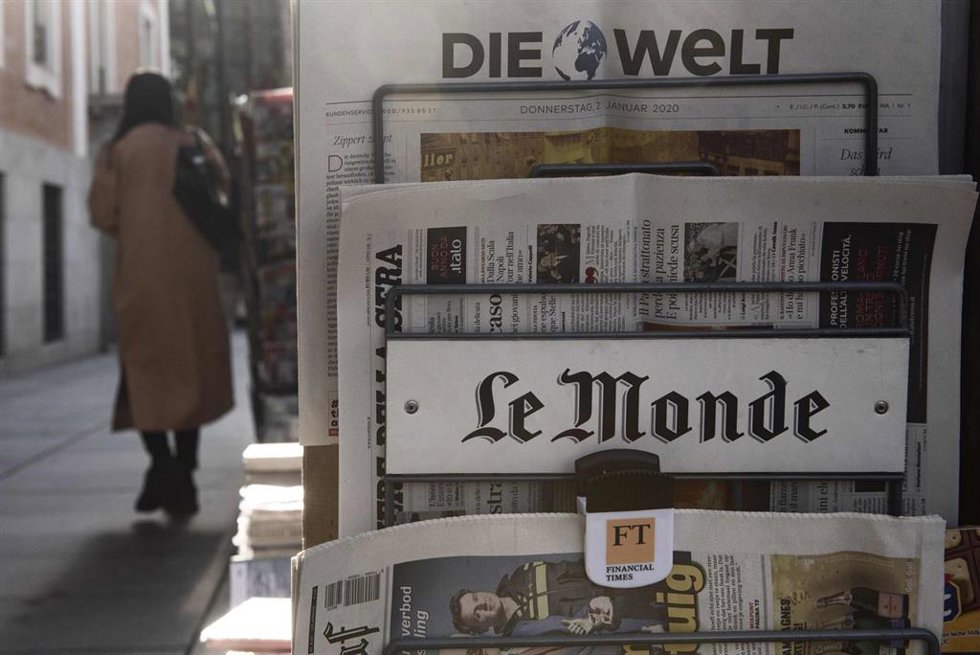 Archivo - Periódico 'Le Monde' en un expositor de prensa