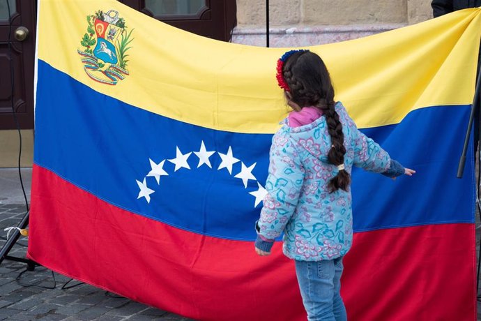 Una niña durante una concentración ‘Por una Venezuela libre’, frente al Teatro Arriaga de Bilbao