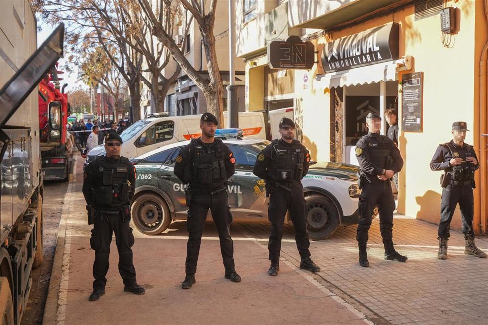 Agentes de la Guardia Civil, tras la muerte de un operario en un garaje en Benetússer