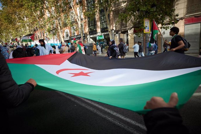 Archivo - Varias personas sujetan una bandera durante una manifestación en apoyo al Sahara Occidental
