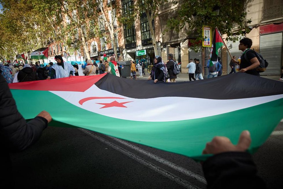 Archivo - Varias personas sujetan una bandera durante una manifestación en apoyo al Sahara Occidental