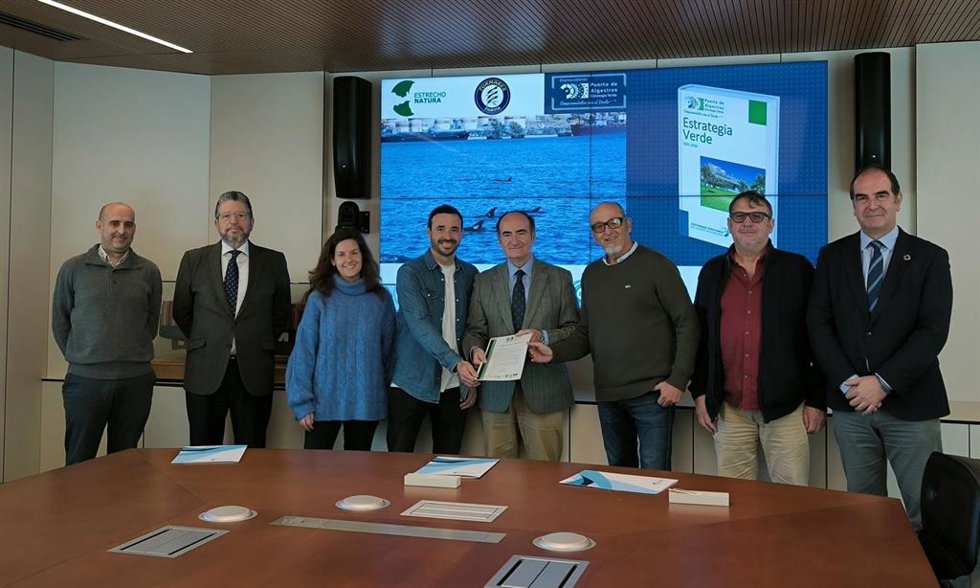 Álvaro Vallejo e Irene Falcón, de Estrecho Natura; Francisco Gil y José María Caballero, de Turmares, y el presidente de la APBA, Gerardo Landaluce, en la firma de adhesión a la Estrategia Verde del Puerto de Algeciras.