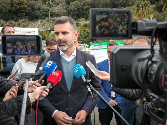 El consejero de Agricultura, Pesca, Agua y Desarrollo Rural, Ramón Fernández-Pacheco, atiende a los medios. 