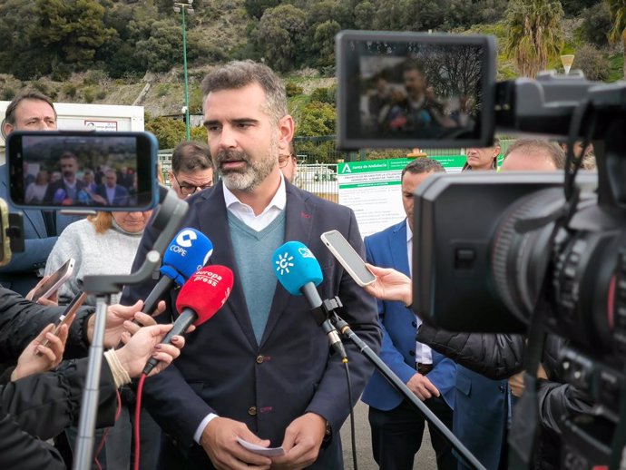 El consejero de Agricultura, Pesca, Agua y Desarrollo Rural, Ramón Fernández-Pacheco atiende a los medios tras  supervisar la conexión de la EDAR. A 20 de enero de 2025 en Almuñecar, Granada (Andalucía, España). El consejero de Agricultura, Pesca, Agua y 