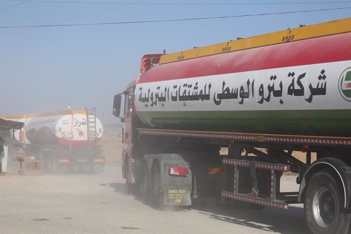 Archivo - June 28, 2021, The Gaza Strip, The Gaza Strip, Palestine: Trucks carrying diesel fuel r enter the Gaza Strip for Gaza's power plant, Israel allowed 17 trucks carrying Qatar-funded gasoline to enter the Gaza Strip on Monday to fuel the only power