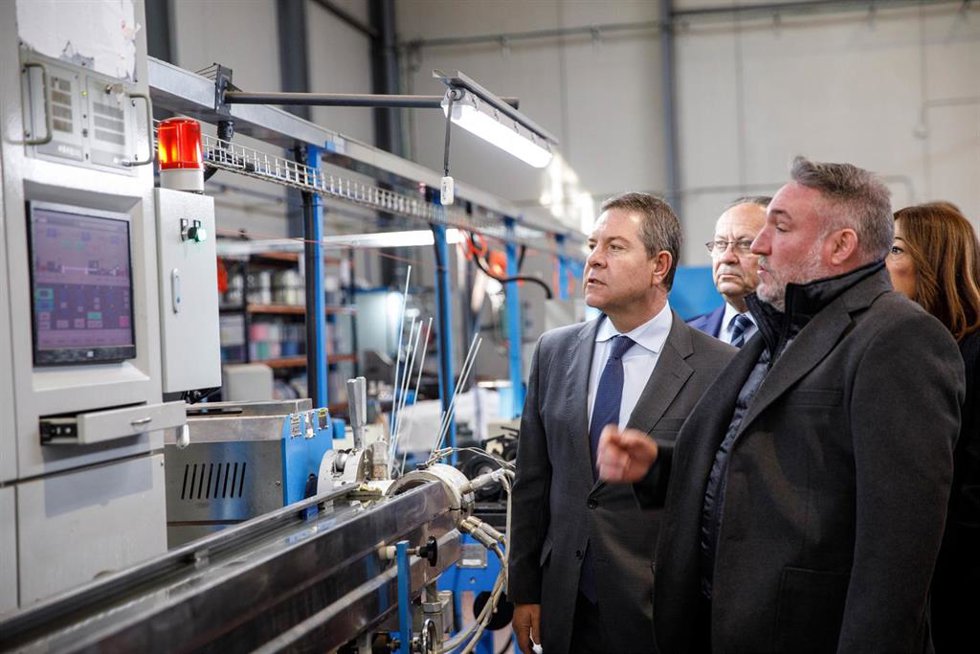 El presidente autonómico, Emiliano García-Page, inaugura en Almansa (Albacete), la planta de fabricación de fibra óptica de la empresa Hispanic Fiber Fast.