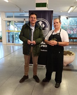 Agustín González (d) en el Mercado de Peñamefécit.