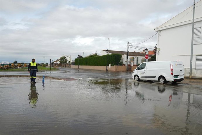 Archivo - La policía local de Cartaya  actúan en incidencias varias por las causas de la DANA. Imagen de archivo. 