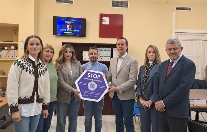 El subdelegado del Gobierno en Almería, José María Martín, junto a representantes y personal, durante la inauguración del Registro de la Subdelegación como nuevo Punto Violeta en Almería.