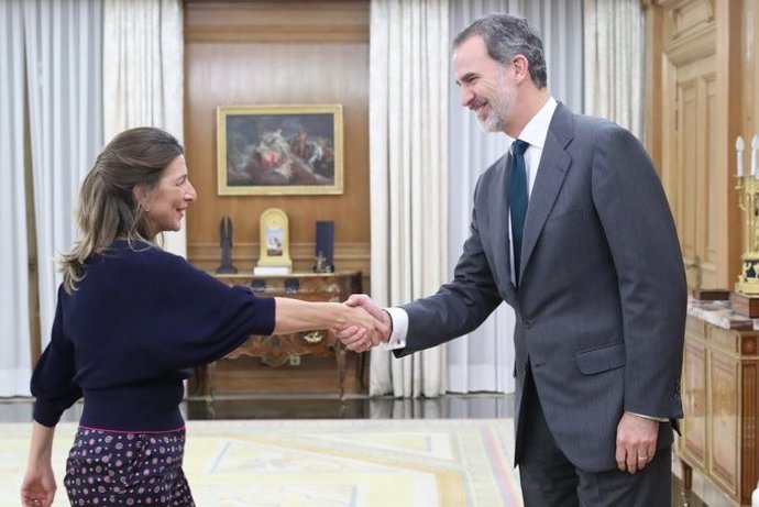 Archivo - Yolanda Díaz, portavoz de Galicia En Común, salundando al Rey Felipe VI