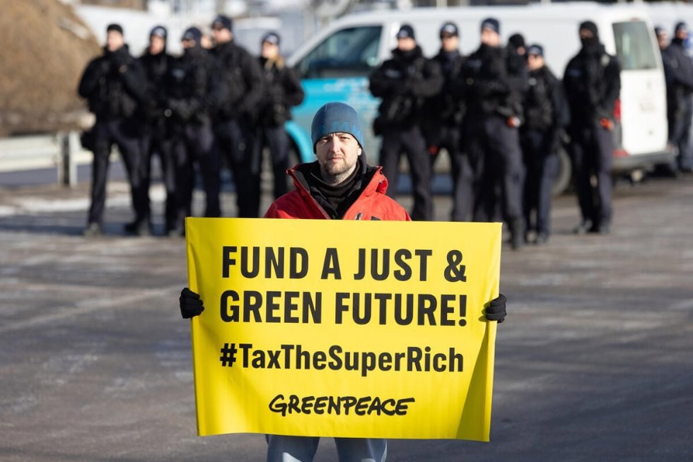 Un total de 13 ecologistas bloquean el helipuerto de Davos para pedir a los gobiernos impuestos a los superricos.