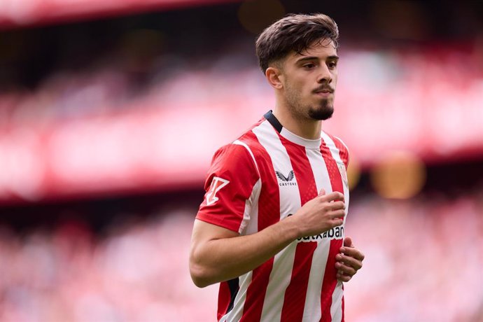 Archivo - Nico Serrano of Athletic Club looks on during the LaLiga EA Sports match between Athletic Club and RCD Espanyol at San Mames on October 19, 2024, in Bilbao, Spain.