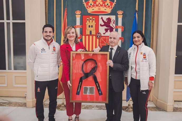 Pilar Alegría junto a los karatecas Damián Quintero y María Torres, y al presidente de la RFEK Antonio Moreno