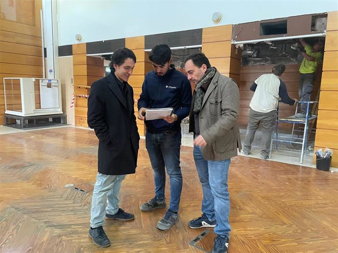 Luis García Millán (i) visita el inicio de las obras para adecuar El Banco.