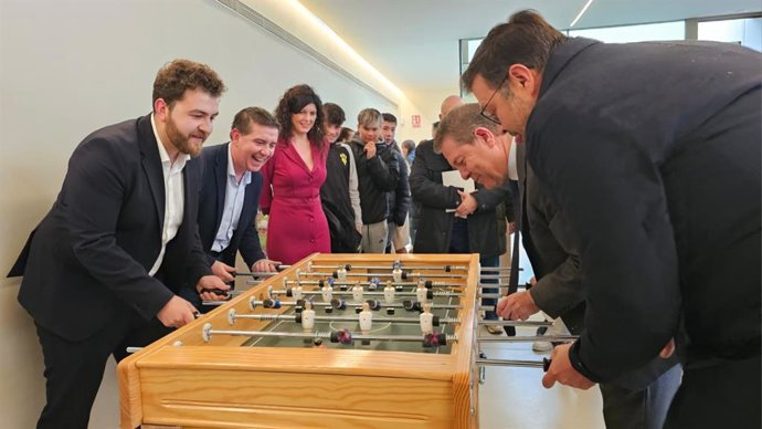 El presidente de C-LM, Emiliano García-Page; el consejero de Educación, Cultura y Deportes, Amador Pastor; y el presidente de la Diputación de Albacete, Santi Cabañero, jugando al futbolín en el nuevo centro juvenil de La Gineta.