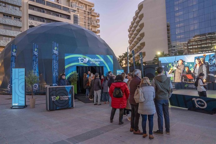Personas haciendo cola para entrar en el Espacio Fundación Unicaja de Cádiz.