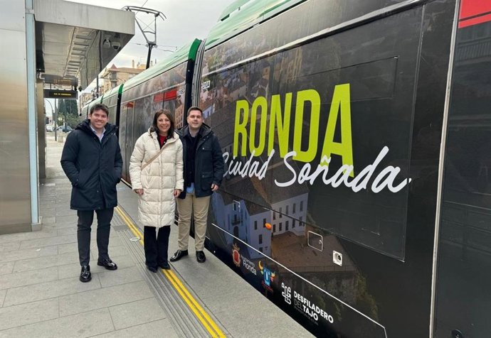 La alcaldesa de Ronda, María de la Paz Fernández, ha comprobado in situ la acción promocional de la Ciudad del Tajo en el metro de Granada.