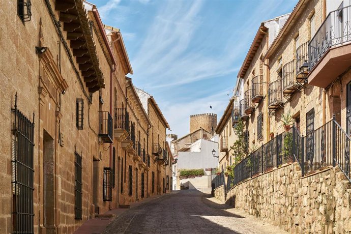 Archivo - Una calle de Baños de la Encina.