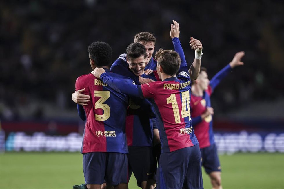 Archivo - Robert Lewandowski of FC Barcelona celebrates a goal with his teammates during the UEFA Champions League 2024/25 League Phase MD5, match between FC Barcelona and Stade Brestois 29 at Estadi Olimpic Lluis Companys on November 26, 2024 in Barcel