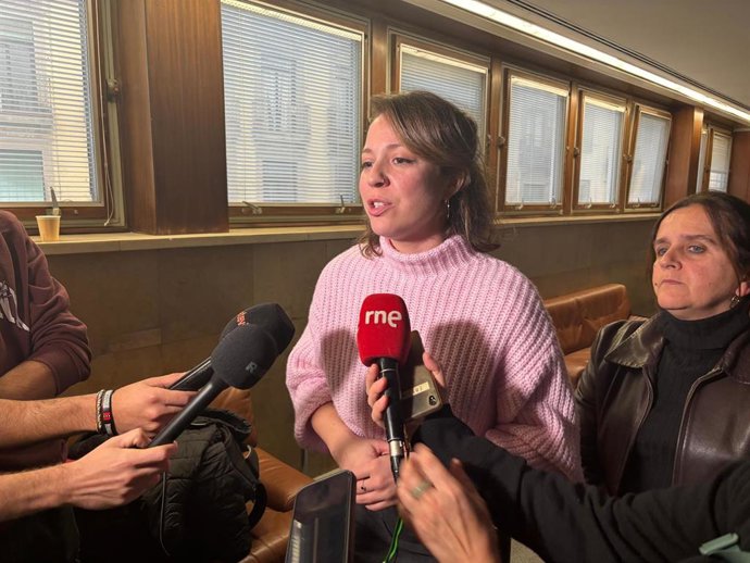 La líder de BComú, Janet Sanz, en declaraciones a los medios tras prorrogarse los Presupuestos