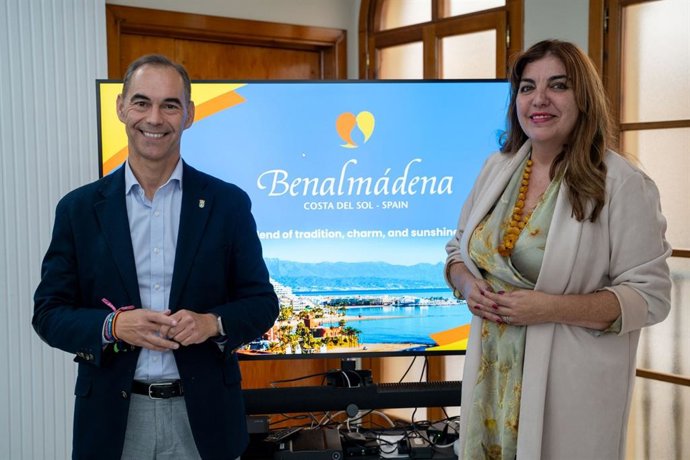 El alcalde de Benalmádena (Málaga), Juan Antonio Lara, acompañado de la edil de Turismo, Presi Aguilera, ha desgranado las claves con las que el municipio acude esta semana a la Feria Internacional de Turismo.