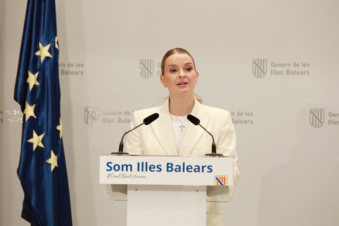 Archivo - La presidenta del Govern, Marga Prohens, durante una rueda de prensa en el Consolat de Mar.