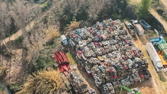 Vista aérea de una parcela en Muro d'Alcoi (Alicante) con vehículos siniestrados por la dana del 29 de octubre en la provincia de Valencia.