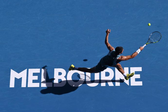 19 January 2025, Australia, Melbourne: Spanish tennis player Carlos Alcaraz plays a shot during his round four match against British tennis player Jack Draper during the 2025 Australian Open at Melbourne Park. Photo: Joel Carrett/AAP/dpa