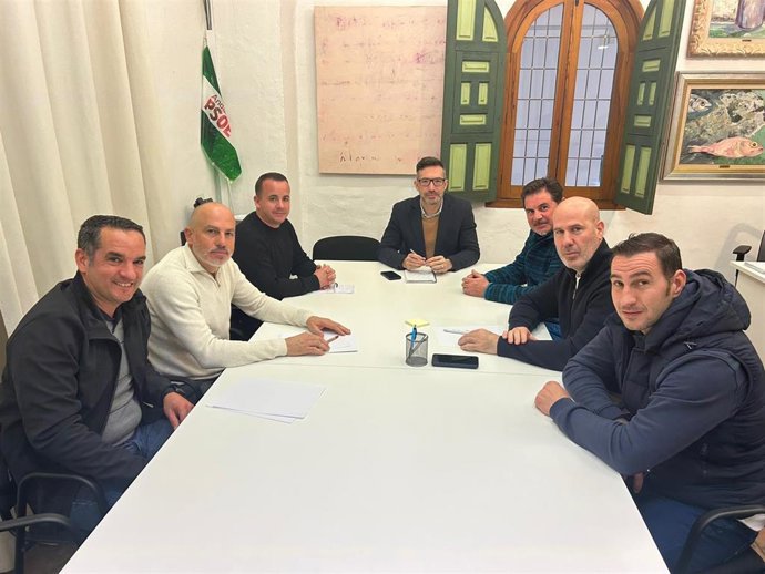 El portavoz socialista en la Diputación de Córdoba, José Antonio Romero (centro), en la reunión con los sindicatos de bomberos.