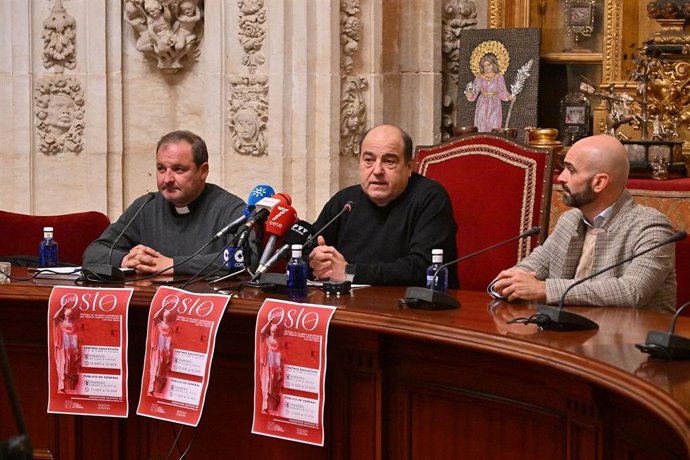 José Juan Jiménez Güeto (centro) interviene en la presentación.