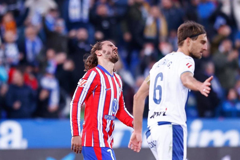Antoine Griezmann se lamenta tras fallar un penalti en el Leganés-Atlético de Madrid de LaLiga EA Sports 24-25