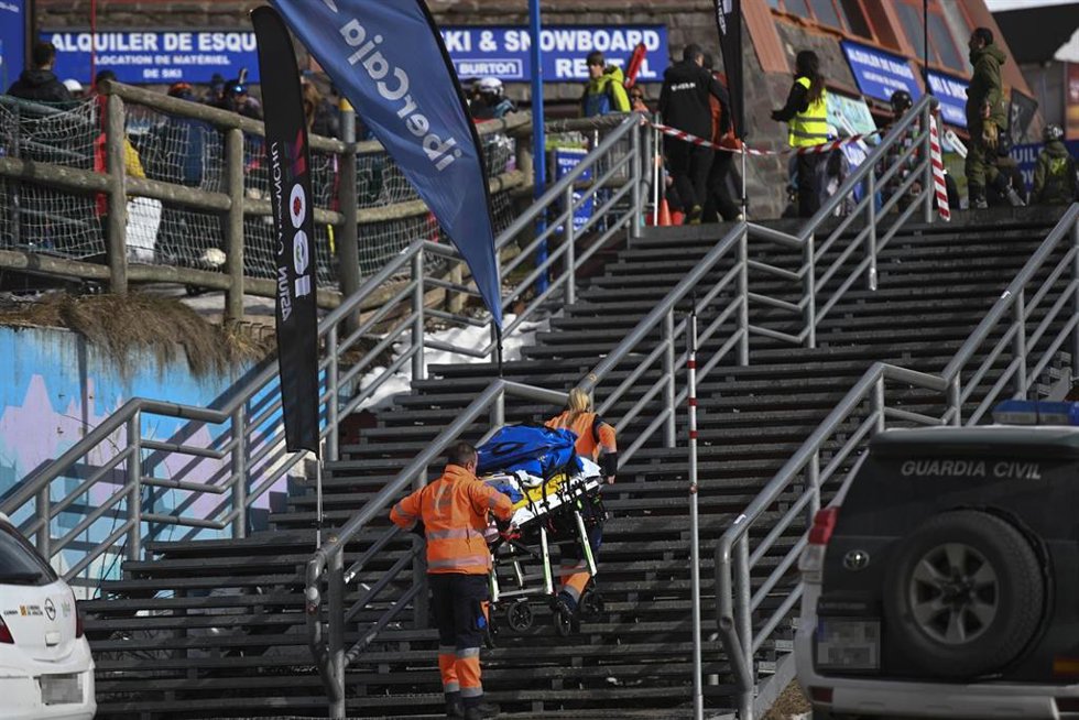 Dos personas llevan una camilla en la estación de esquí de Astún el pasado sábado tras el accidente ocurrido en el telesilla Canal Roya de la estación pirenaica. 