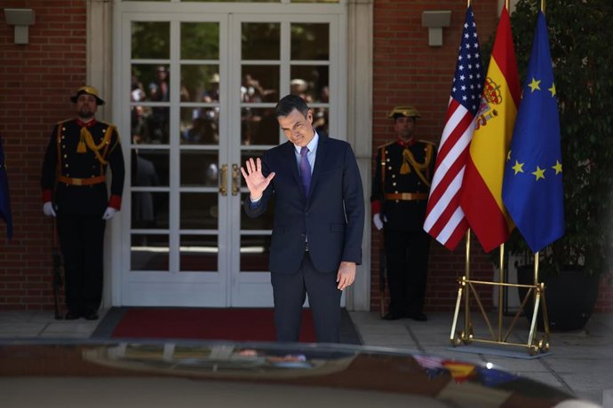 Archivo - El presidente del Gobierno, Pedro Sánchez, espera para recibir al entonces presidente de los Estados Unidos, Joe Biden, para celebrar una reunión en el Palacio de La Moncloa, a 28 de junio de 2022, en Madrid (España). 