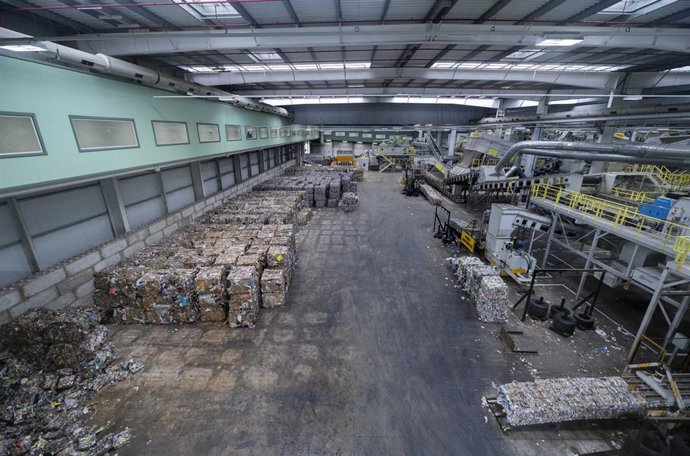 Archivo - Balas de residuos frente a la plataforma de separación de la planta de tratamiento de basura 'La Campiña', a 20 de octubre de 2022, en Loeches, Madrid (España). 
