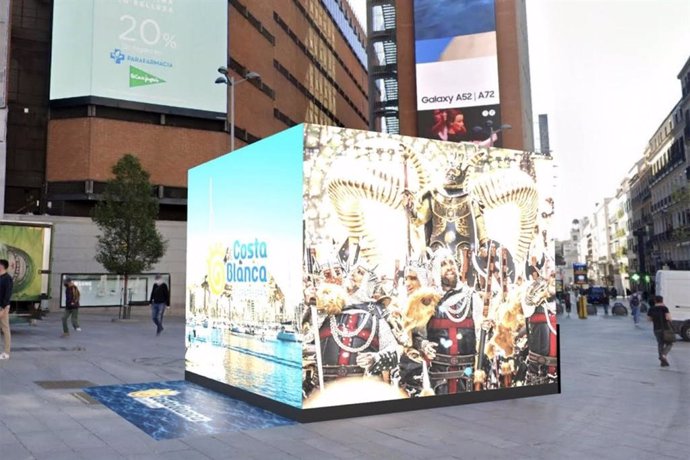 El Patronato Costa Blanca promociona Alicante en Madrid con una pantalla en la plaza del Callao.