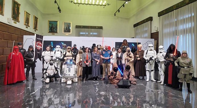 La alcaldesa de Zaragoza, Natalia Chueca, junto a personajes caracterizados de la saga 'Star Wars'.