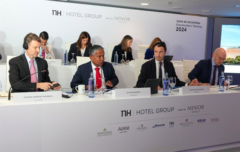 Archivo - (I-D) El CCO de Minor Hotels, Stephen Andrew Chojnacki, el CEO de Minor Hotels, Dillip Rajakarier, el secretario general de NH Hotel Group, Carlos Ulecia, y el consejero delegado de NH Hotel Group, Ramón Aragonés, durante la junta general de a