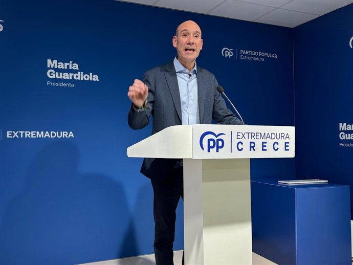 El portavoz del PP de Extremadura, José Ángel Sánchez Juliá, en rueda de prensa este lunes en Mérida