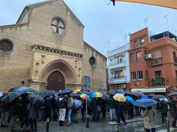 Concentración ante la iglesia de Santa Marina
