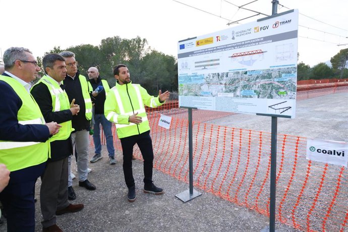El 'president' de la Generalitat, Carlos Mazón, visita obras en la Marina Baixa