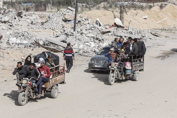 January 20, 2025, Rafah, Gaza Strip, Palestinian Territory: Displaced Palestinians travel in vehicles past rubble, as they attempt to return to their homes, in Rafah, in the southern Gaza Strip January 20, 2025