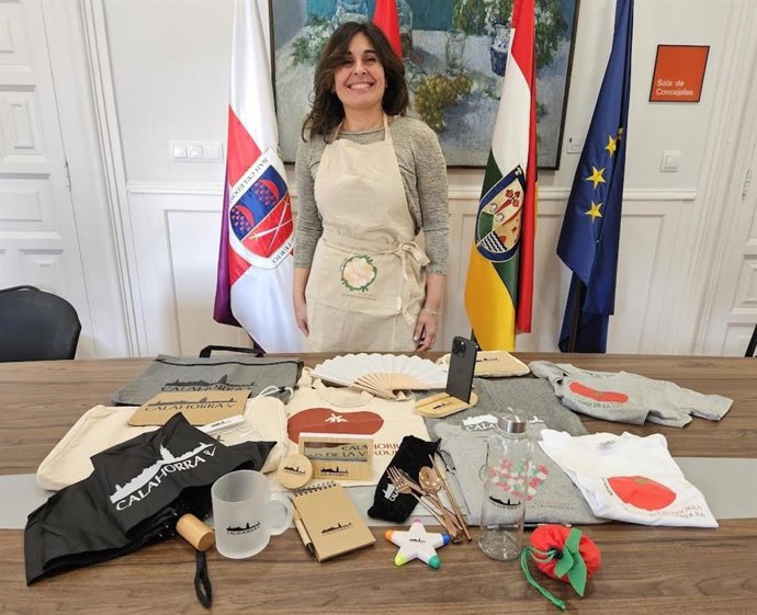 El 'skyline' de Calahorra y las verduras de Ágatha Ruiz de la Prada conforman en nuevo merchansiding de la localidad