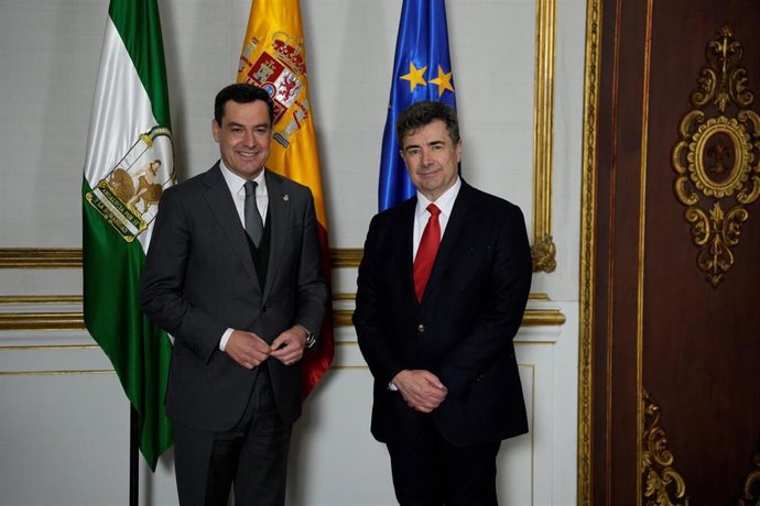 El presidente de la Junta de Andalucía, Juanma Moreno y el CEO de Vodafone España, José Miguel García durante la reunión mantenida este lunes.