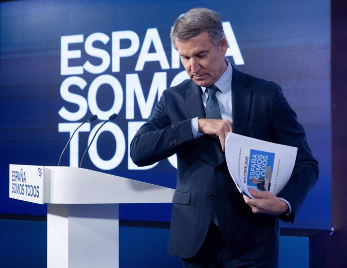 El presidente del Partido Popular, Alberto Núñez Feijóo, tras una rueda de prensa, en el Espacio Jorge Juan, a 27 de diciembre de 2024, en Madrid (España). Durante su comparecencia, el presidente del Partido Popular ha realizado un balance político del añ