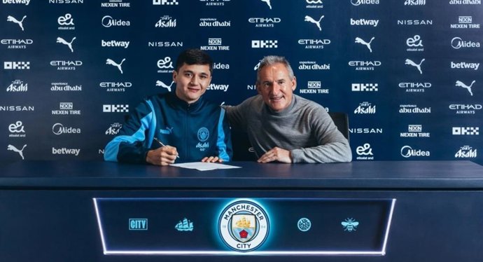 Abdukodir Khusanov y Txiki Begiristain durante la firma del contrato del jugador con el Manchester City
