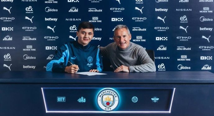 Abdukodir Khusanov y Txiki Begiristain durante la firma del contrato del jugador con el Manchester City