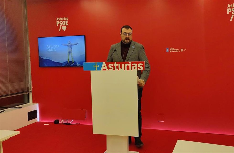 El secretario de la FSA-PSOE, Adrián Barbón, en rueda de prensa.